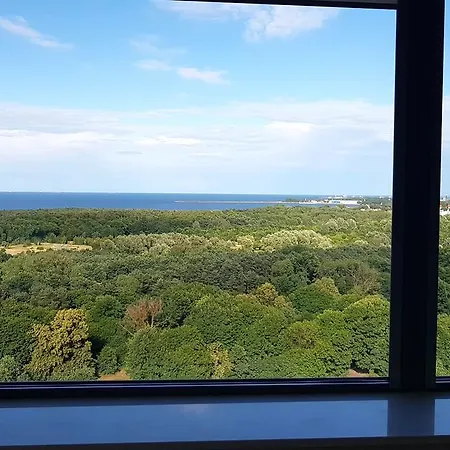 16th Floor View On The Sea And City. 15 Minutes Walk To The Beach. Apartmán